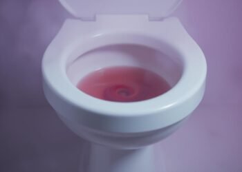 Helles Blut im Stuhl