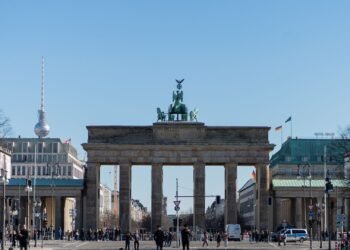 Internationaler Umzug nach Berlin: Visa, Steuern und Integration